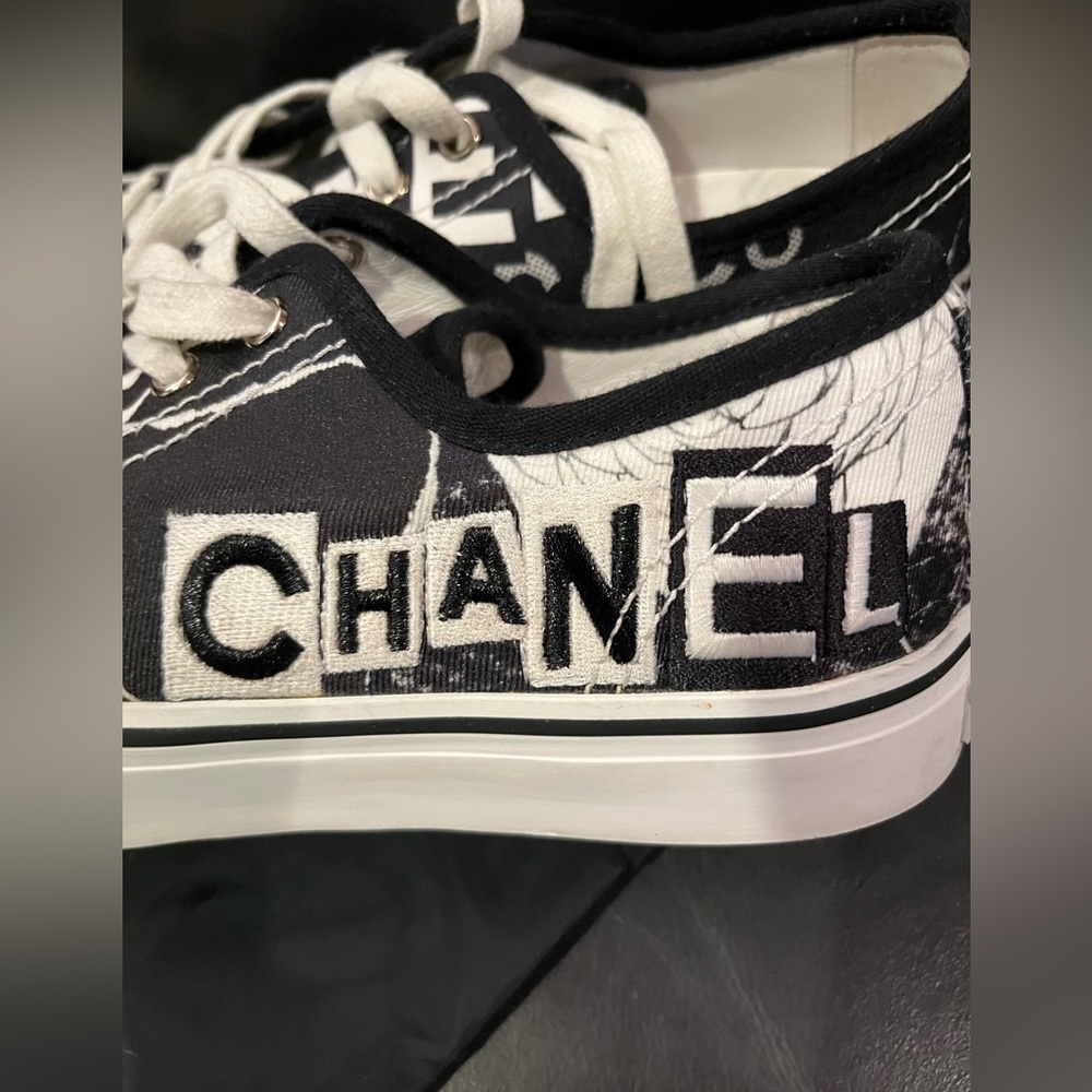 Pre loved Chanel black and white graffiti, logo lowtop sneakers, (39). - Picture 5 of 12